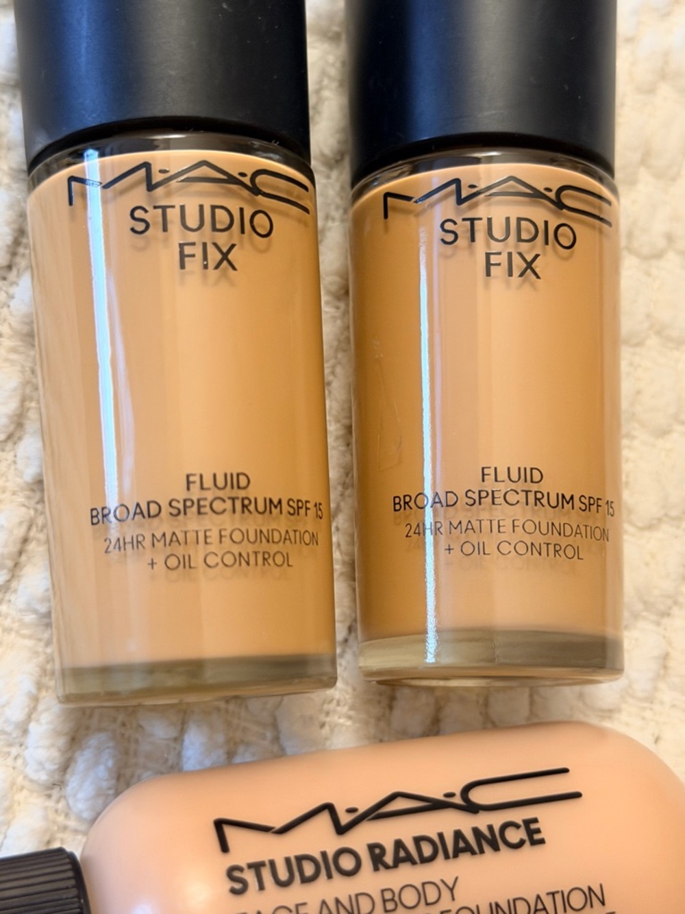 🤍MAC Studio Fix & Studio Radiance Liquid Foundations Bundle🤍 - Picture 3 of 6